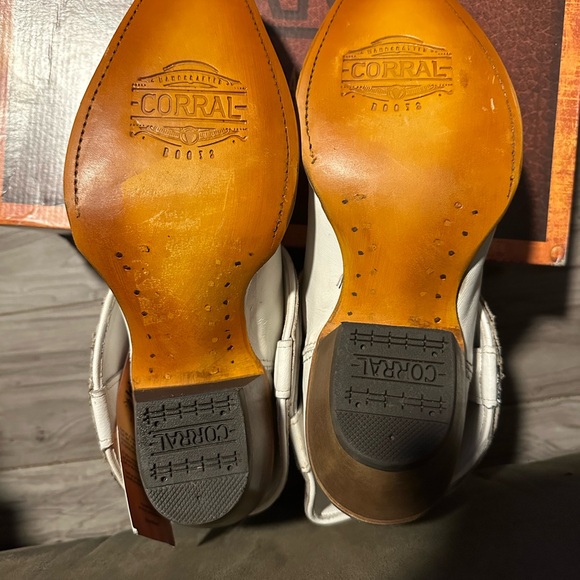 Corral White/Silver Lamb Wing & Cross Embroidered Boots - Picture 3 of 5